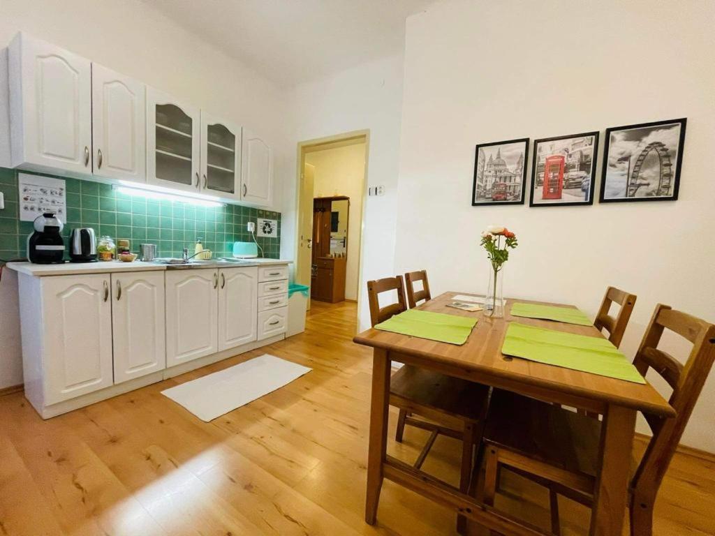 Lovely 2Bdr In Center, Wifi & Self-Check In Bratislava Exterior foto